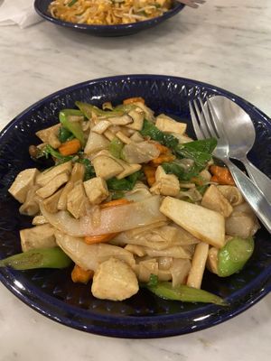 vegan pad see ew  at Home Cafe Tha Tian in Bangkok