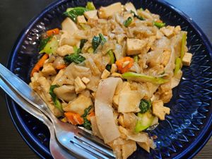 Vegetarian Pad See Ew, 80 Baht at Home Cafe Tha Tian in Bangkok