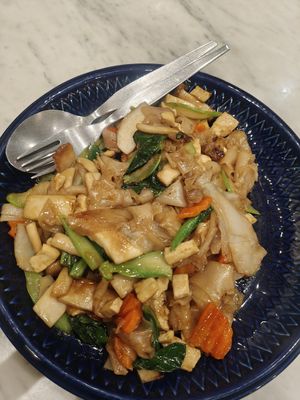Pad see ew at Home Cafe Tha Tian in Bangkok