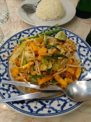 Pad Thai (without egg!) at Home Cafe Tha Tian in Bangkok