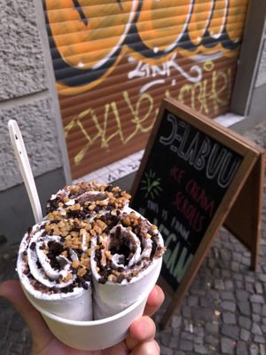 Veganes Eis mit Manner-Waffel Geschmack und Peanut Butter at Delabuu Ice Cream in Berlin