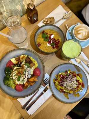 Protein bowl, daal, avocado toast #Veganuary at roots - Schanzengraben in Zurich