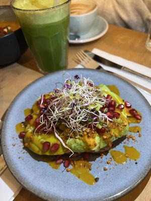 Avocado toast #Veganuary at roots - Schanzengraben in Zurich