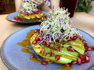 Avocadotoast  at roots - Schanzengraben in Zurich