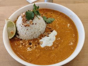 Bowl Peanut Tikka Masala at roots - Schanzengraben in Zurich