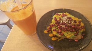 Immunity juice and avocado toast at roots - Schanzengraben in Zurich