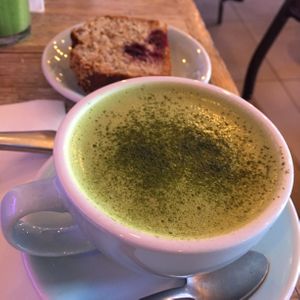 Vegan matcha latte and banana bread at roots - Schanzengraben in Zurich