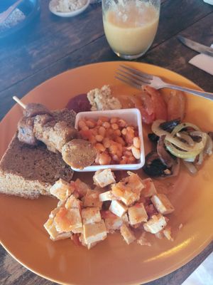 desayuno ingles, lacking many ingredients that were on the menu at Casa Loma in Minca