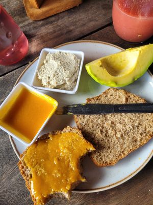 avocado, sunflowerseed cheese, marmelade at Casa Loma in Minca