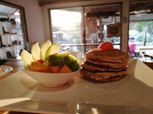 Pancakes de avena y fruta fresca! at Duni in Minca