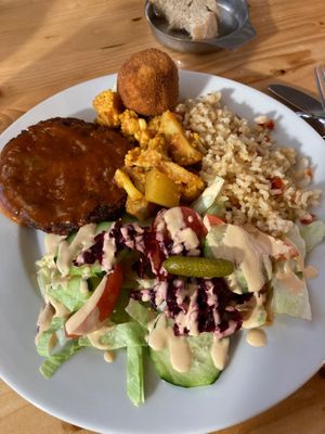 Main plate with five items at Krishna Lunch in Barcelona