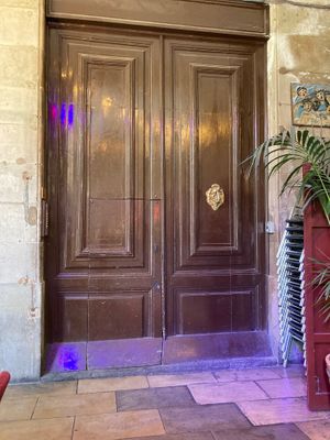 Look for this entry door in the corner under the arches at Krishna Lunch in Barcelona