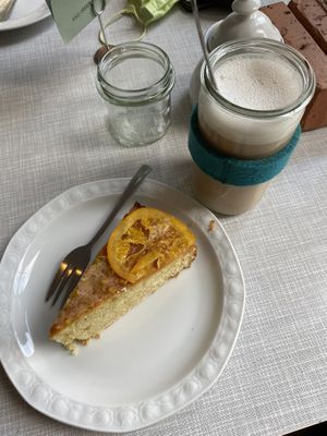 Cake with olive oil and chai tea  at In Guter Gesellschaft in Hamburg