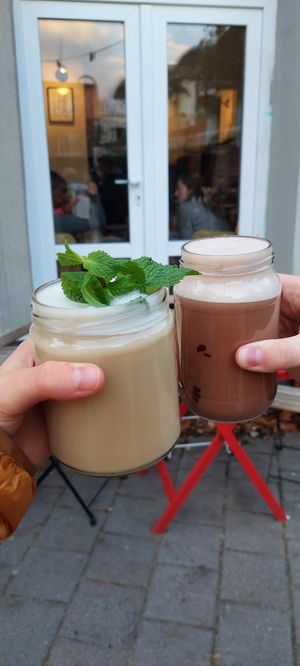 Der beste Chai Latte ever und eine super tolle heiße Schokolade 😋 at In Guter Gesellschaft in Hamburg
