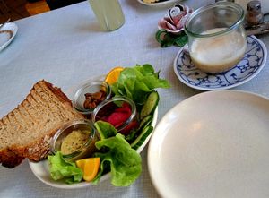 Frühstück Nr. 2 mit fast leerem Milchkaffee 😉 at In Guter Gesellschaft in Hamburg