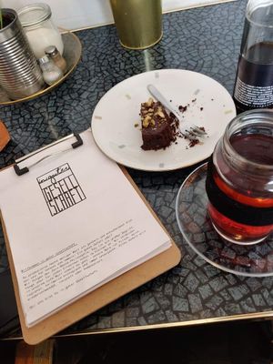 Halber veganer brownie, ostfriesentee (schwarztee), premium cola. Yumm!! at In Guter Gesellschaft in Hamburg