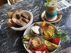 Vegan Breakfast and a chai at In Guter Gesellschaft in Hamburg