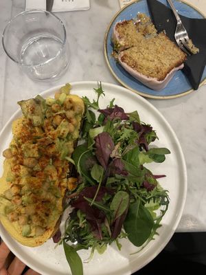 Hummus ceci con avocado e ceci  at Barnum Cafe in Rome