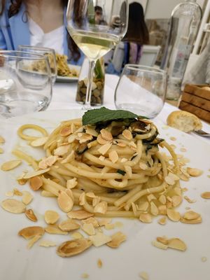 Spaghetti con zucchine, mandorle e menta at Pesto di Pistacchio in Trani