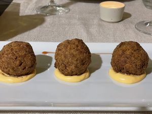 „Fleischbällchen“ (Beyond Meat) mit Pistazien gefüllt und einer Süßkartoffelmayo  at Pesto di Pistacchio in Trani