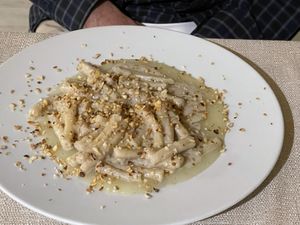 Papiri-Pasta mit einer Sauce auf Kartoffelbasis und gerösteten Haselnüssen   at Pesto di Pistacchio in Trani