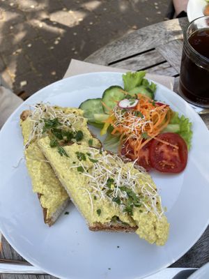 Rustikales Röstbrot mit Hummus   at Cafe Affenbrot in Luebeck
