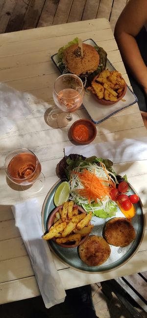 Hambúrguer de feijão e hambúrguer no prato de grão de bico at Raiz Cocina Saludable in Rocha