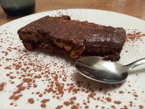 Bizcocho casero relleno de albaricoque y chocolate at Enkuentro Cocina Natural in Castellon De La Plana