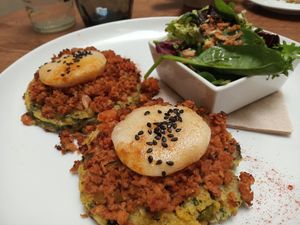 Pizzetas de polenta con falsa boloñesa at Enkuentro Cocina Natural in Castellon De La Plana