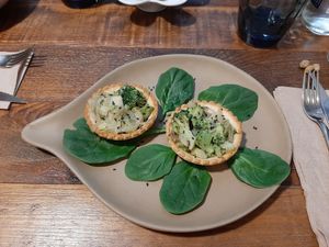 Tartaletas de brócoli y cebolla at Enkuentro Cocina Natural in Castellon De La Plana