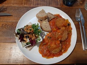 Albóndigas de avena con pisto at Enkuentro Cocina Natural in Castellon De La Plana