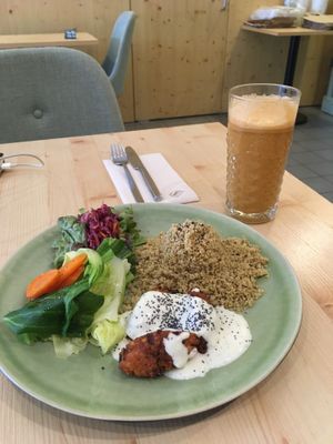 So yummy 🤤😍 sumo & bolinhos (see the menue on the other picture  at O Macrobiotico in Porto