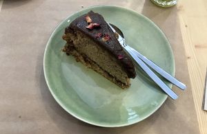 Bolo de 5 especiarias com creme de alfarroba  at O Macrobiotico in Porto