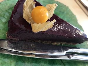 Tarta de arándanos con base de frutos secos y dátiles  at O Macrobiotico in Porto