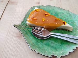 Cheesecake de limão com base de frutos secos e puré de damascos at O Macrobiotico in Porto