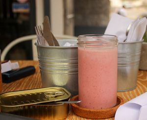 strawberry smoothie at Tambake in Praia