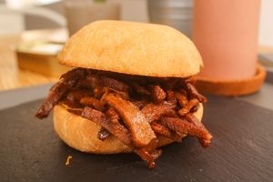 seitan sandwich at Tambake in Praia