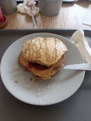 Pancakes with red berry syrup at Tambake in Praia