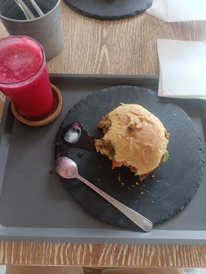 Vegan burger at Tambake in Praia