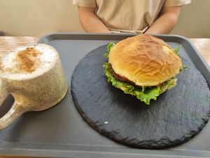 Veggie burger with coffee at Tambake in Praia