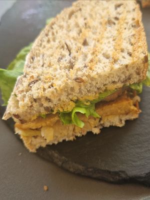 Macro sandwich yum at Tambake in Praia