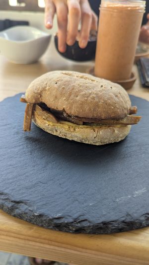 Seitan sandwich at Tambake in Praia
