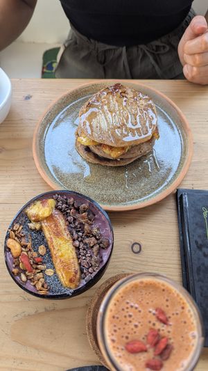 Pancakes, Acai bowl, goji smoothie at Tambake in Praia