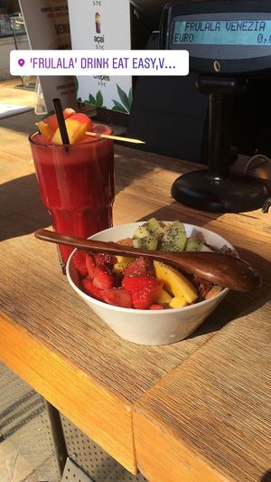 Açai bowl and smoothie  at Frulala in Venice