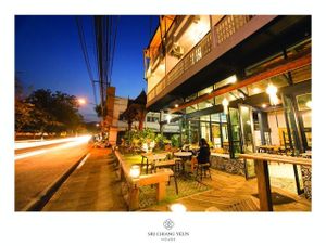 Front view of the restaurant on the night at Sri Chiang Yeun House in Chiang Mai