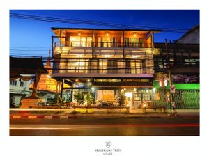 Front view of the restaurant on the night at Sri Chiang Yeun House in Chiang Mai