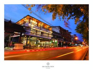 Front view of the restaurant on the night at Sri Chiang Yeun House in Chiang Mai