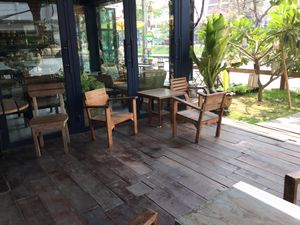 outdoor seating at Sri Chiang Yeun House in Chiang Mai