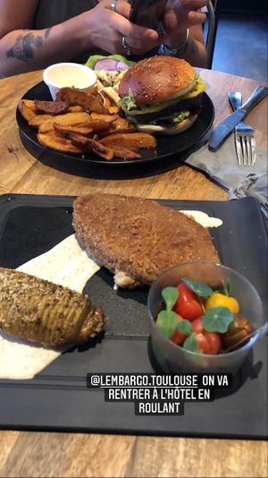Burger forestier et cordon bleu (une tuerie) at L'Embargo in Toulouse