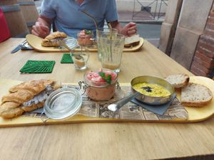 Sunday brunch part 2 : croissant with garlic cream + watermelon ceviche + crumbled tofu with truffe (yummy++) at L'Embargo in Toulouse